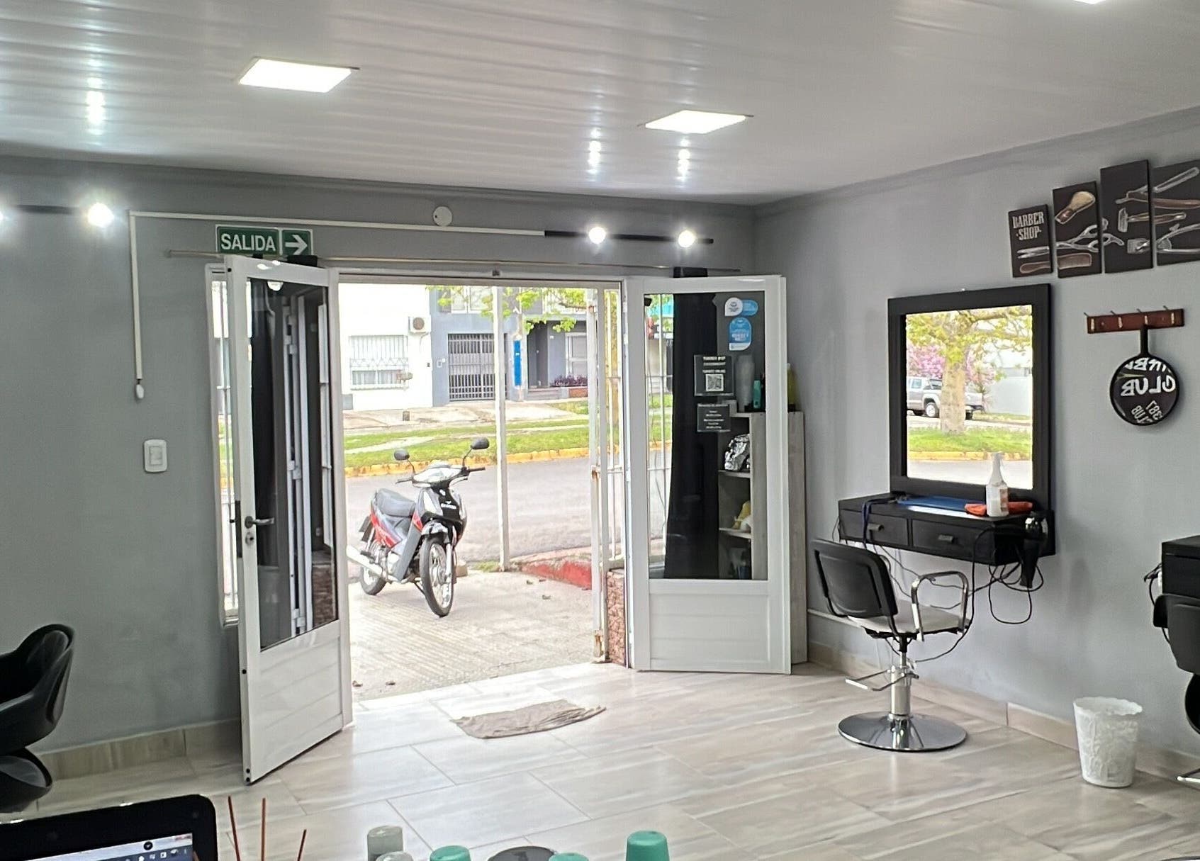 Interior de Barber Club en Concepción Del Uruguay, Entre Ríos, AR, mostrando área de espera elegante.