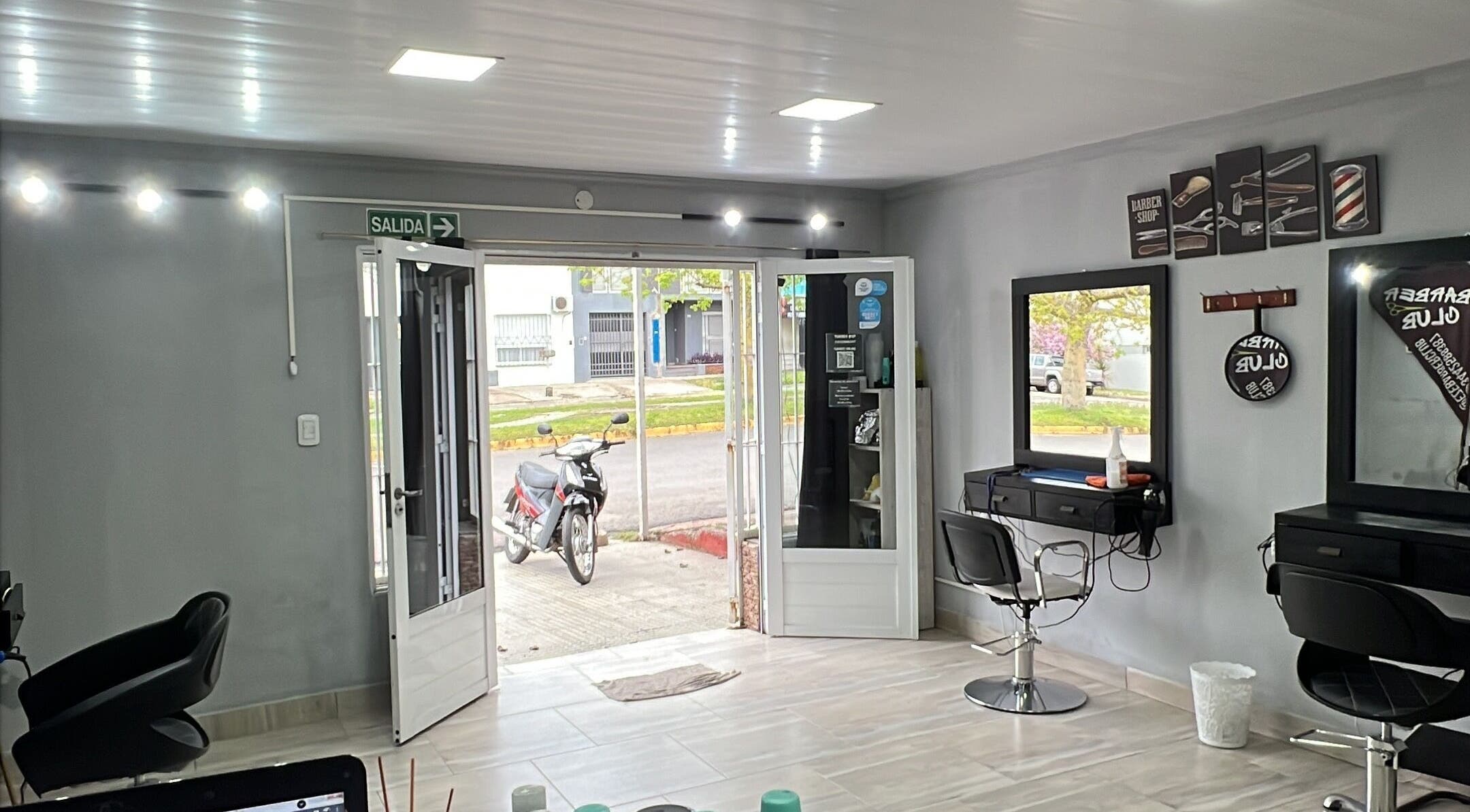 Interior de Barber Club en Concepción Del Uruguay, Entre Ríos, AR, mostrando área de espera elegante.