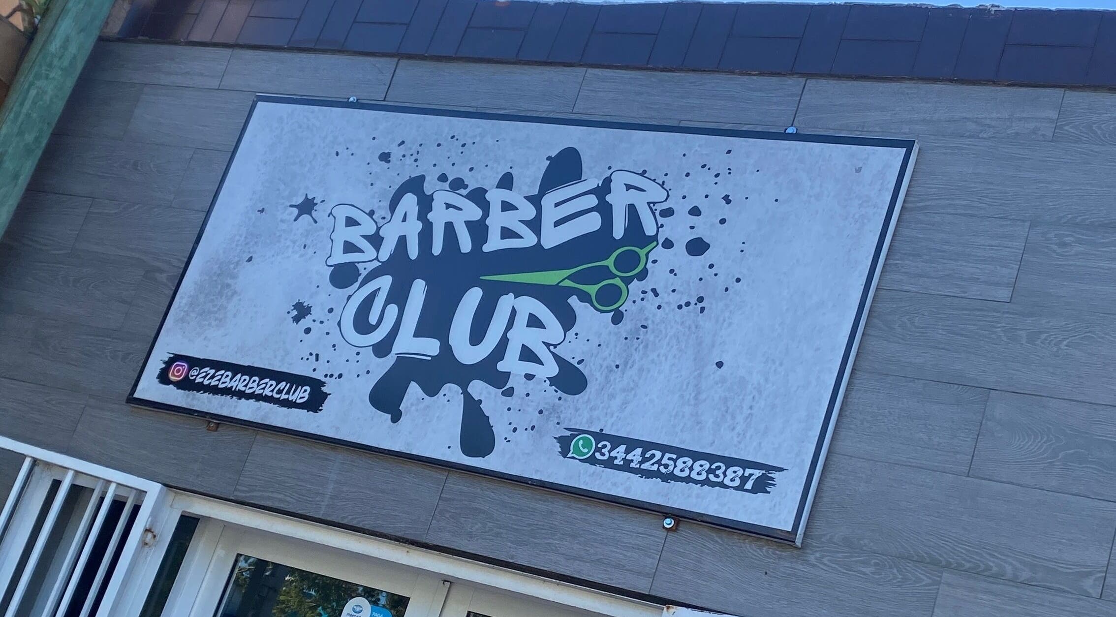 Cartel distintivo de Barber Club en Concepción Del Uruguay, Entre Ríos, AR, mostrando el logo del local.