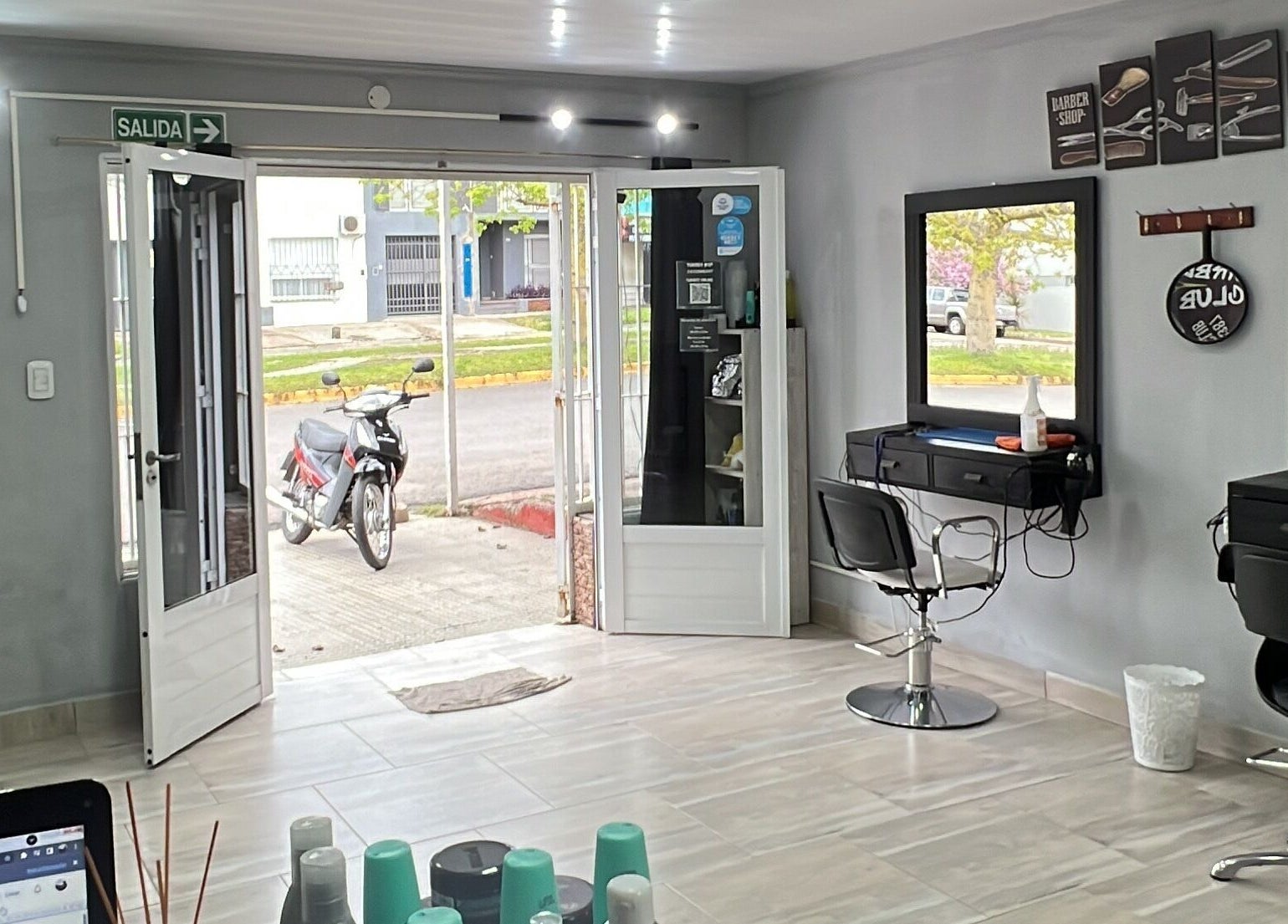 Interior del Barber Club en Concepción Del Uruguay, Entre Ríos, AR. Espacio moderno y acogedor.