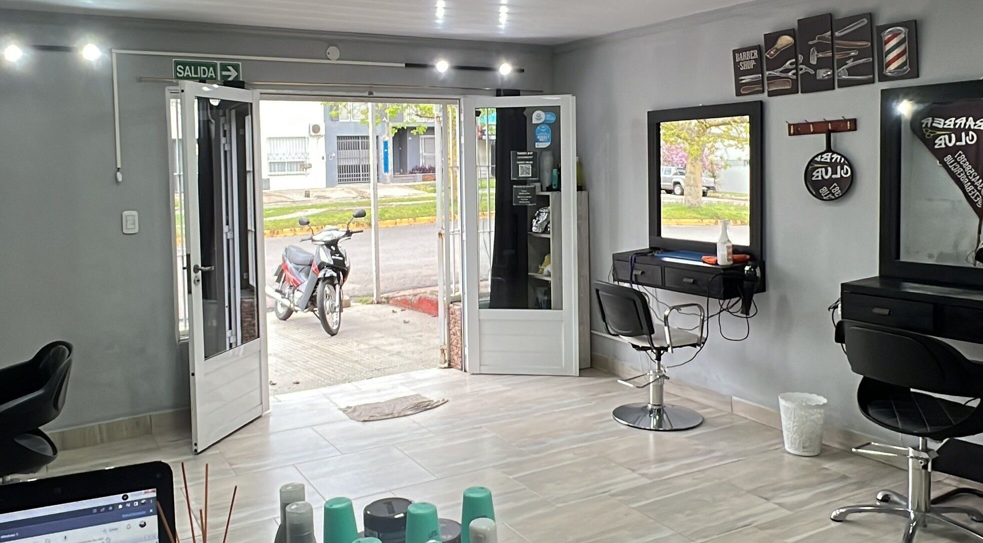 Interior del Barber Club en Concepción Del Uruguay, Entre Ríos, AR. Espacio moderno y acogedor.