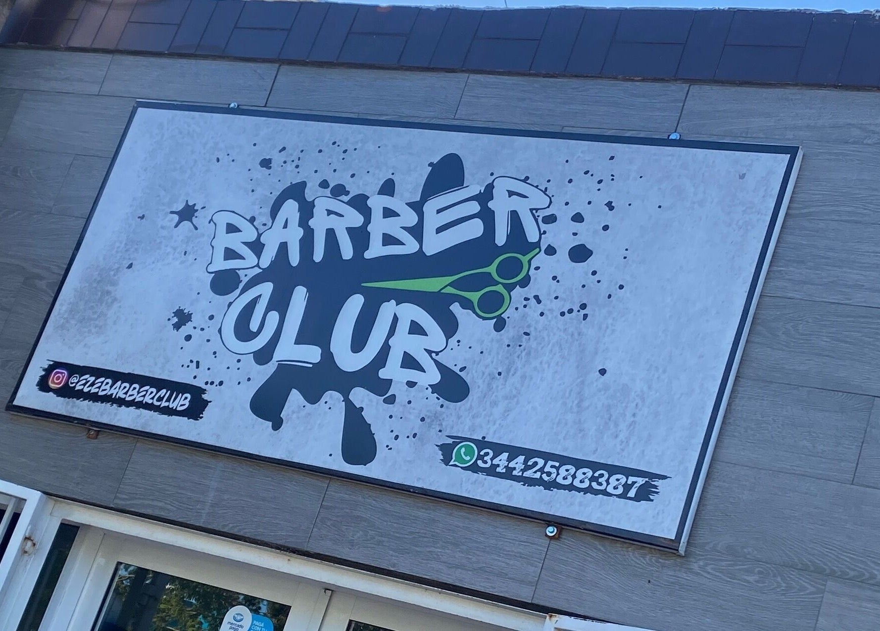 Cartel del Barber Club en Concepción Del Uruguay, Entre Ríos, AR, destacando su logotipo moderno.