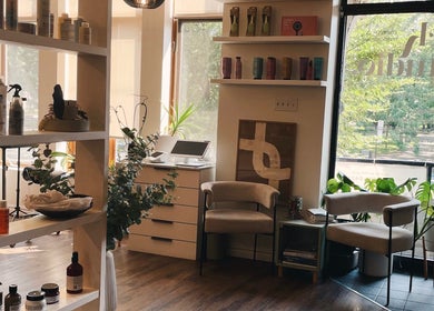 Intérieur lumineux de Teck Studio à Montréal, Québec, CA, montrant des produits de beauté et un décor raffiné.