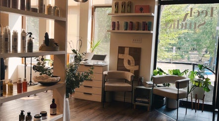 Intérieur lumineux de Teck Studio à Montréal, Québec, CA, montrant des produits de beauté et un décor raffiné.
