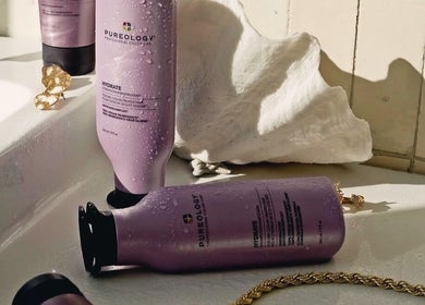 Produits Pureology sur une étagère chez Teck Studio à Montréal, Québec, CA, pour un soin capillaire premium.