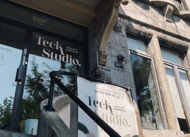 Entrée de Teck Studio à Montréal, Québec, CA montrant une façade en pierre et une porte en verre.