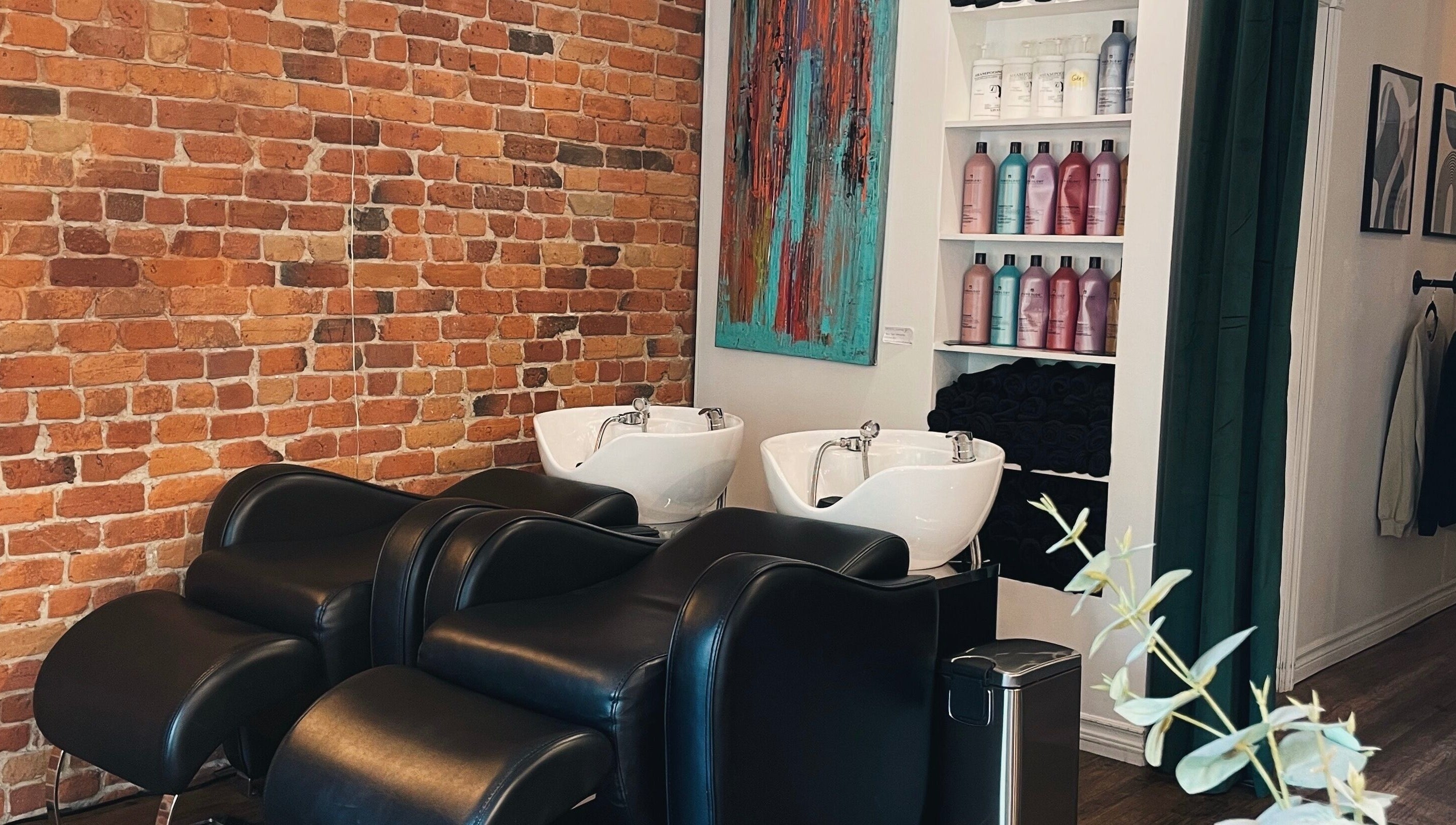 Bacs de lavage modernes chez Teck Studio, Montréal, Québec, CA, devant un mur de briques élégant.