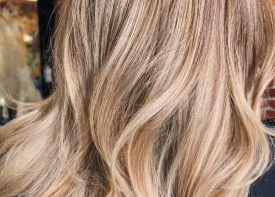 Chevelure blonde stylée à Teck Studio, Montréal, Québec, CA. Salon moderne et tendance.