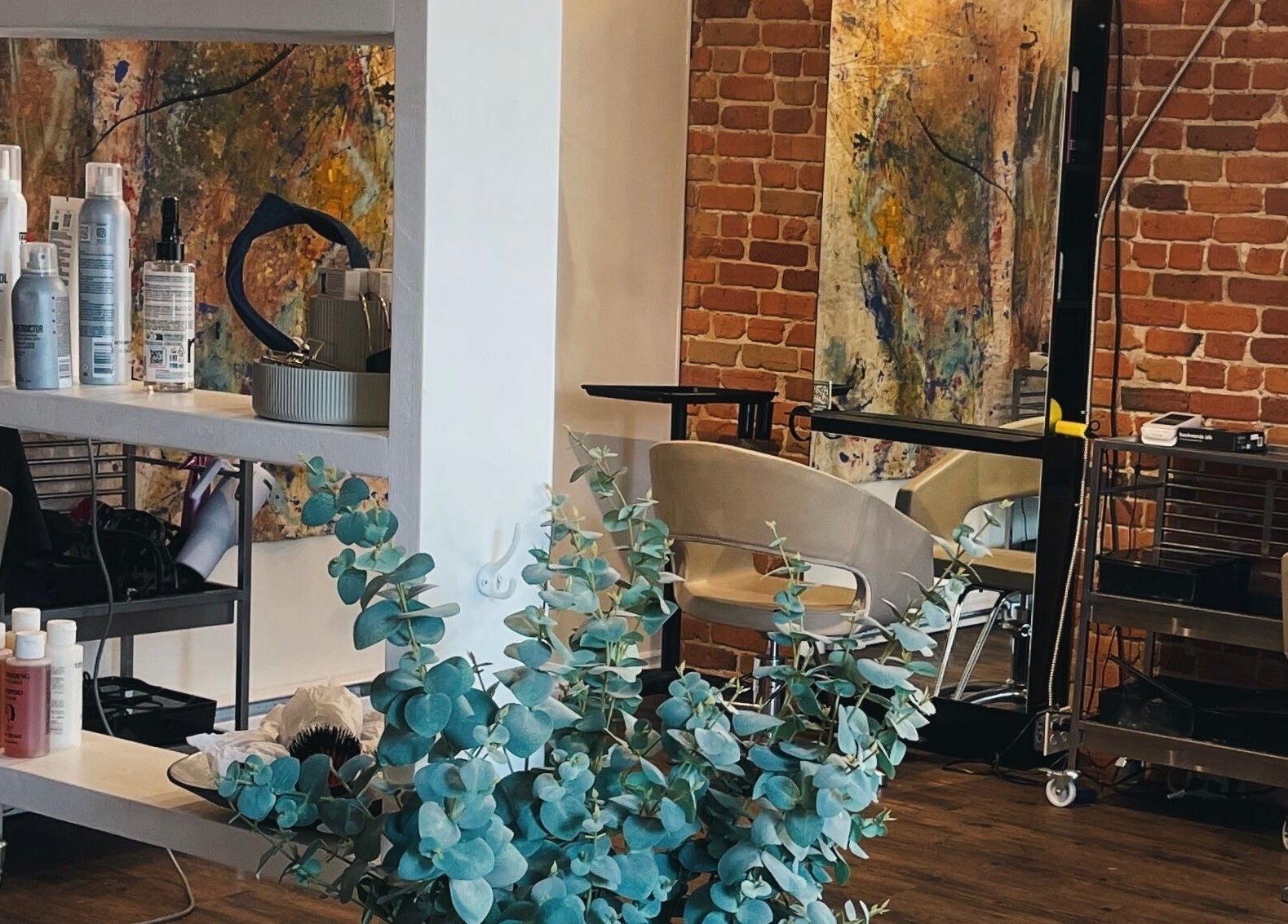 Salon moderne de Teck Studio à Montréal, Québec, CA, avec décoration artistique et produits de beauté.