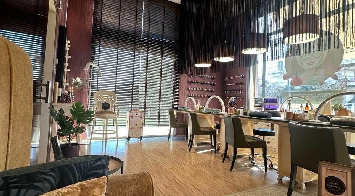 Καλαίσθητος χώρος του Élan Beauty Salon στην Περαία, Θεσσαλονίκης, GR με μοντέρνα έπιπλα και φυσικό φωτισμό.