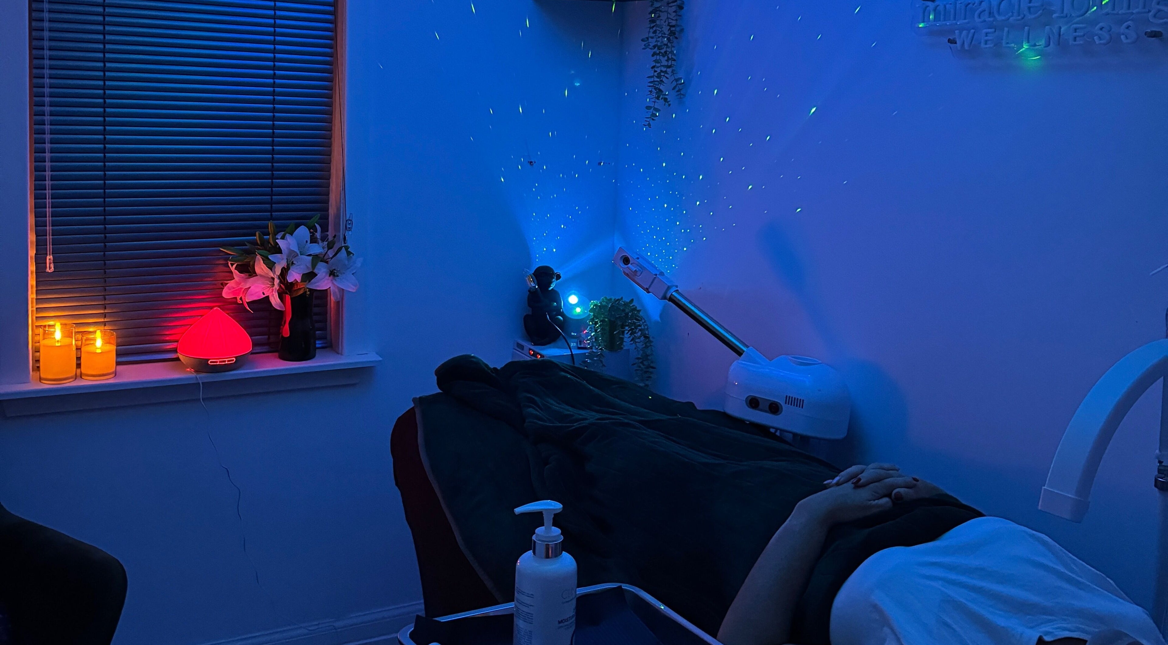 Cozy relaxation room at Miracle Lounge, Glasgow, Scotland, GB, with ambient lighting and soothing decor.