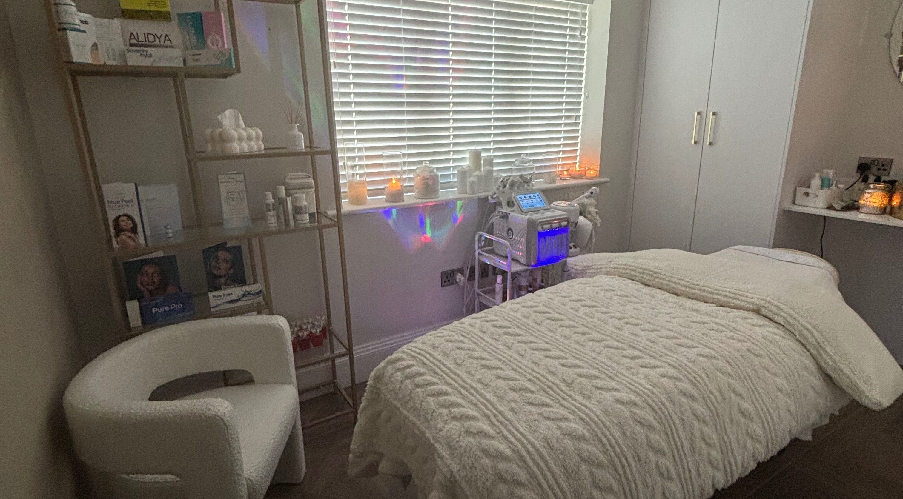 Relaxing treatment room at Shaped Co., Westhoughton, England, GB with cozy bed and ambient lighting.