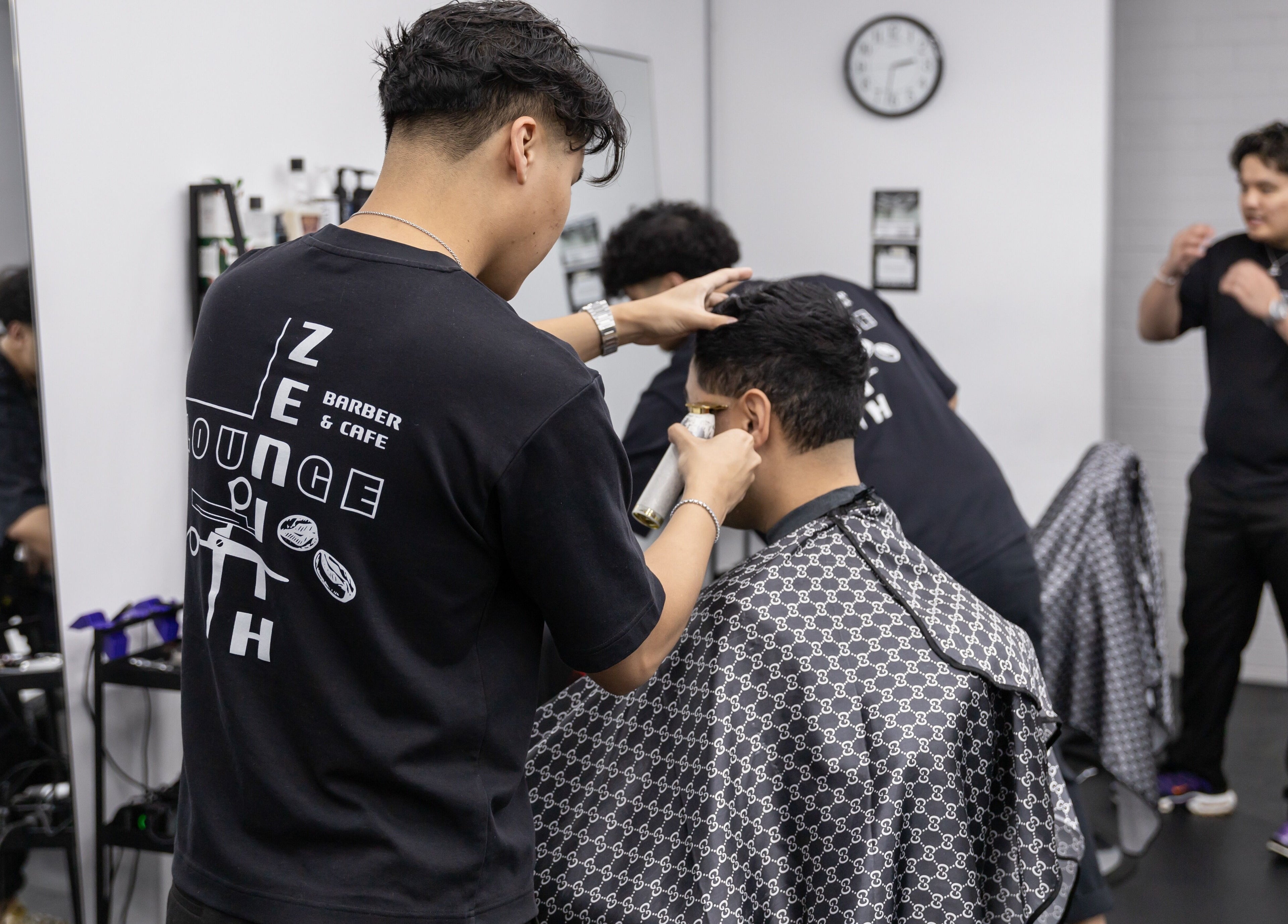 Haircut in progress at Zenith Lounge Barber & Cafe Tarragindi, showcasing skilled barbers in Tarragindi, QLD, AU.