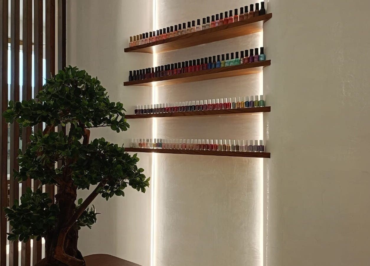 مجموعة زجاجات طلاء أظافر مرتبة في Naila Spa - Almalqa، الرياض، منطقة الرياض، السعودية.