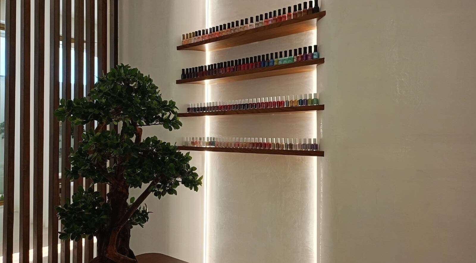 مجموعة زجاجات طلاء أظافر مرتبة في Naila Spa - Almalqa، الرياض، منطقة الرياض، السعودية.