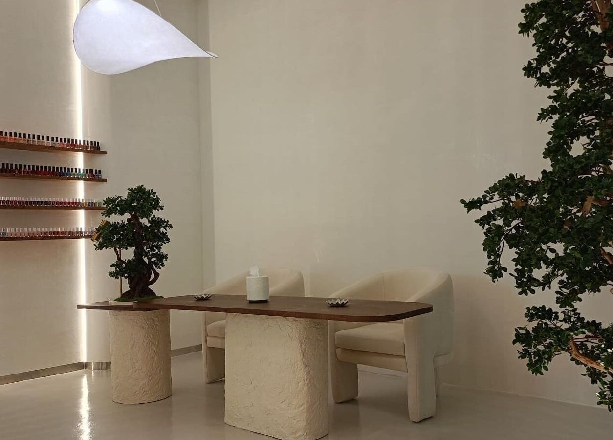 غرفة استقبال هادئة في صالون نائلة سبا - الملقا، الرياض، الرياض، السعودية.