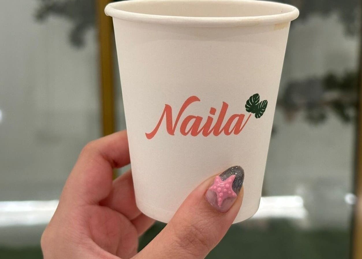 كوب يحمل شعار نايلا سبا - الملقا في الرياض، رياض، المملكة العربية السعودية.