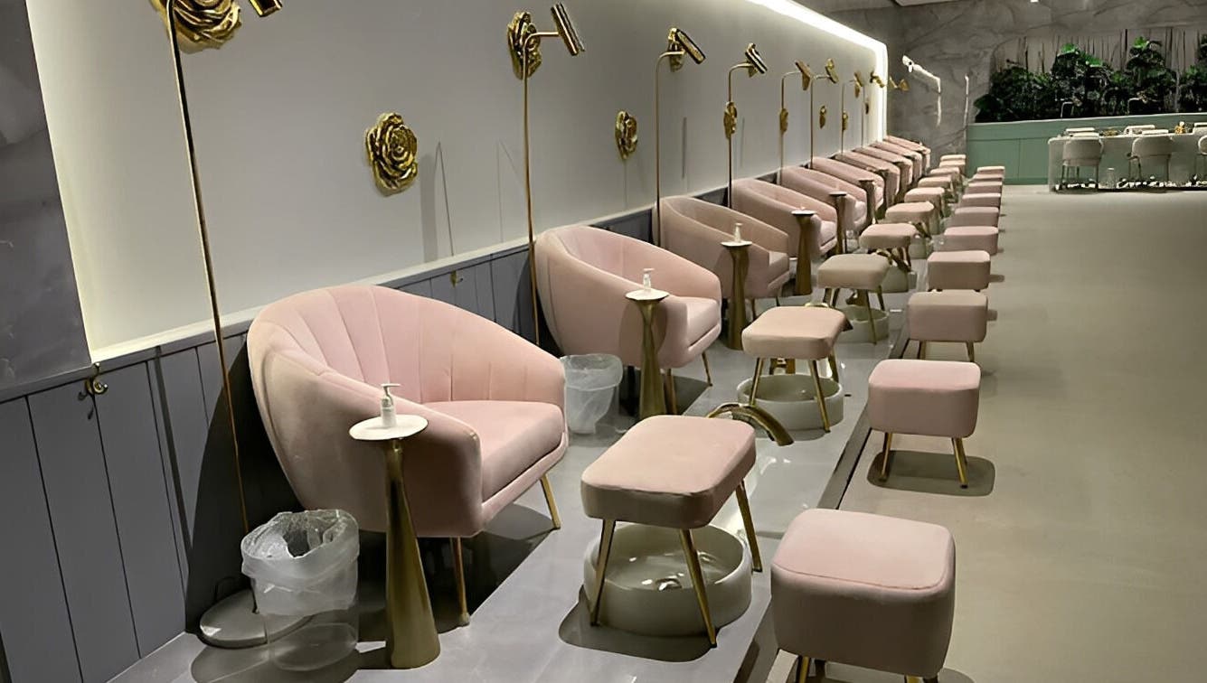 مقاعد تجميل وردية فاخرة في نيلة سبا - الورود، الرياض، منطقة الرياض، السعودية.