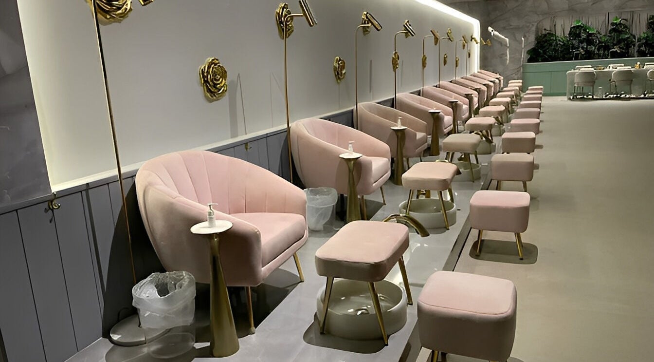 مقاعد تجميل وردية فاخرة في نيلة سبا - الورود، الرياض، منطقة الرياض، السعودية.