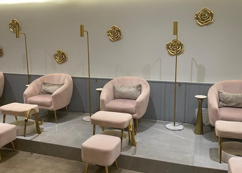 مقاعد مريحة باللون الوردي في نيلاء سبا - الورود بالرياض، الرياض، السعودية