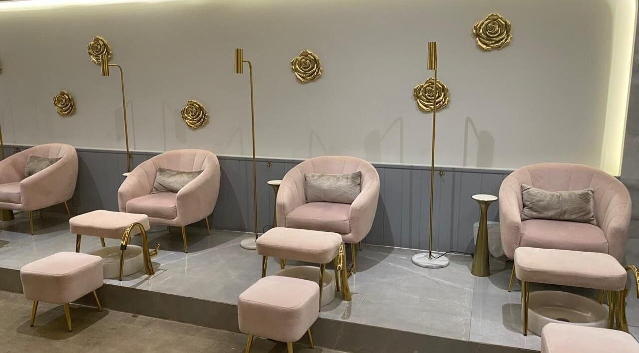 مقاعد مريحة باللون الوردي في نيلاء سبا - الورود بالرياض، الرياض، السعودية