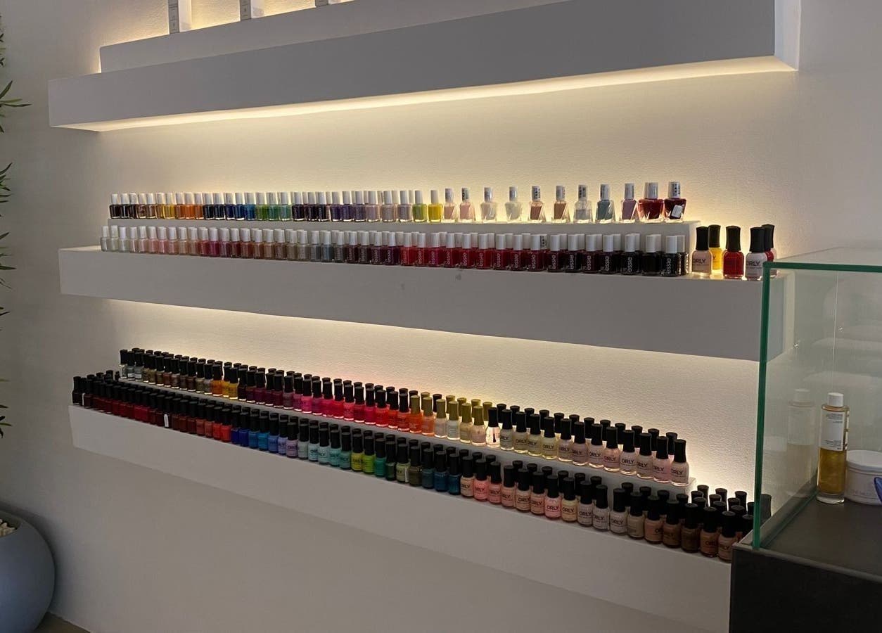 عرض زجاجات طلاء الأظافر في نايلا سبا - الورود، الرياض، منطقة الرياض، السعودية.