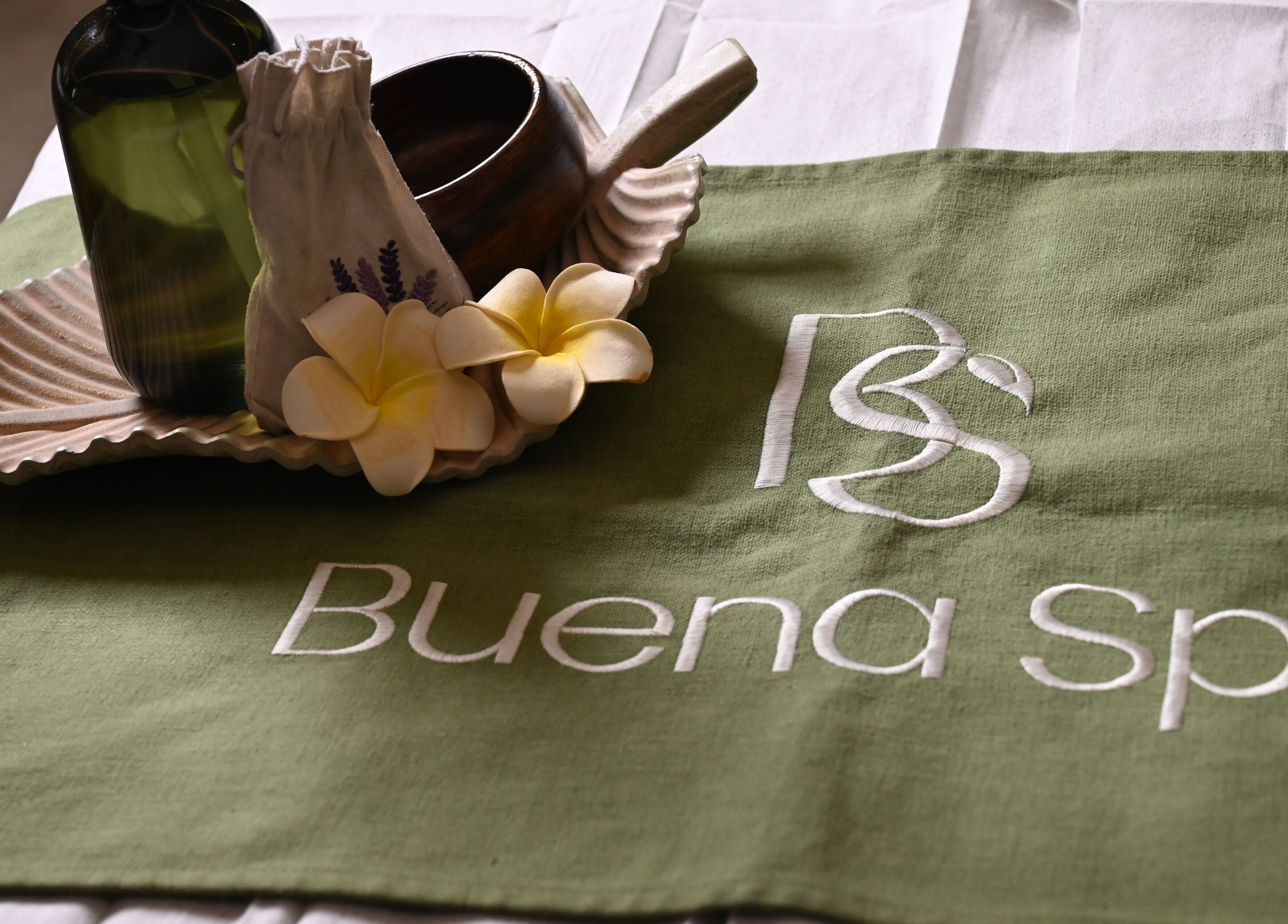 ديكور فاخر في Buena Spa | Home Service (خدمات منزلية نسائية فقط), الرياض, SA يعزز التجربة.