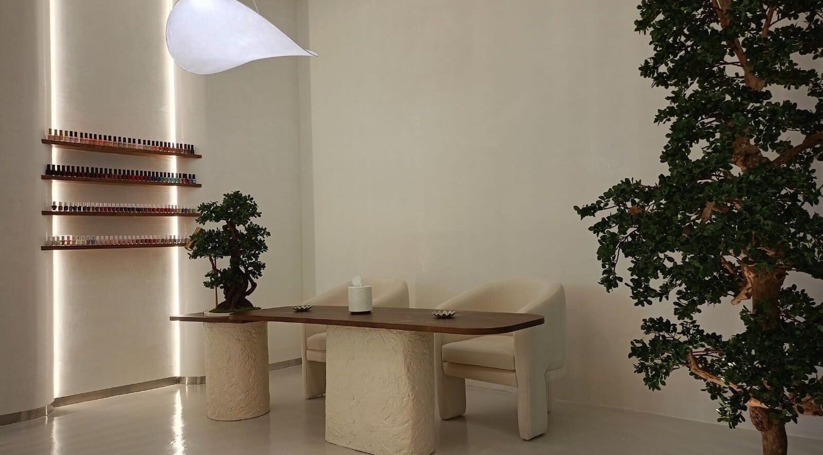 غرفة استقبال في Naila Spa _ Almalqa بالرياض تضم أثاث حديث ونباتات هادئة.