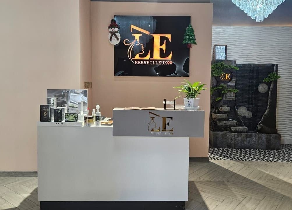 Reception area of Le Merveilleux 99 Salon in Dubai, Dubai, AE with stylish decor and logo display.
