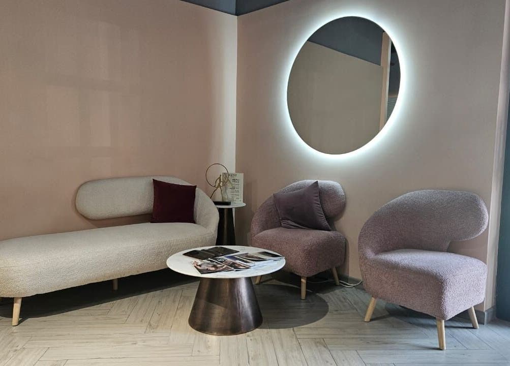 Elegant seating area at Le Merveilleux 99 Salon, Dubai, Dubai, AE, featuring modern furniture and decor.
