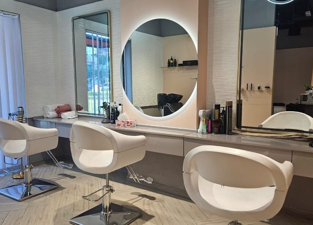 Elegant salon interior at Le Merveilleux 99 Salon, Dubai, AE. Modern chairs and mirrors create a serene environment.