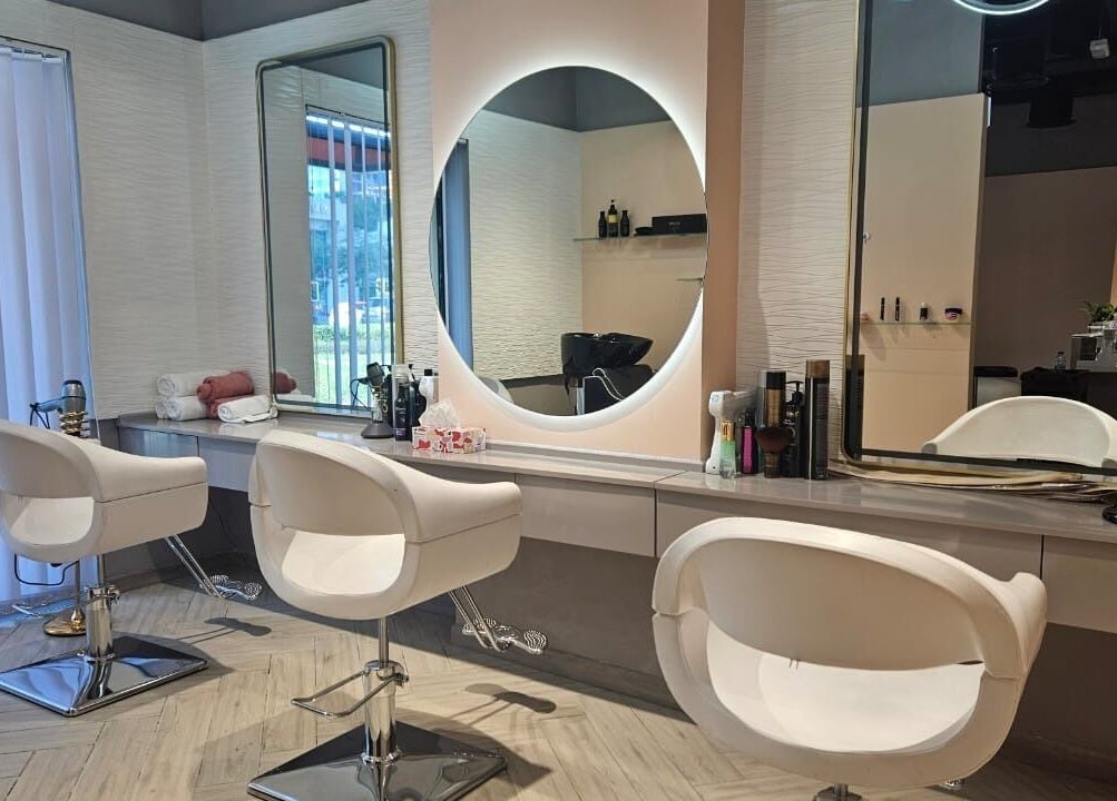 Elegant salon interior at Le Merveilleux 99 Salon, Dubai, AE. Modern chairs and mirrors create a serene environment.