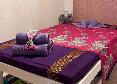 Camera da massaggio a tema thailandese presso Ascona Siam Massage Spa, Ascona, Ticino, CH con colori vibranti.