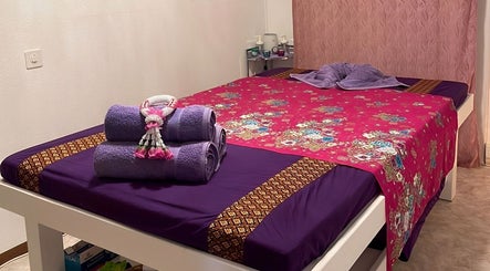 Camera da massaggio a tema thailandese presso Ascona Siam Massage Spa, Ascona, Ticino, CH con colori vibranti.