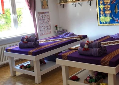 Due lettini massaggio e decorazioni tradizionali all'Ascona Siam Massage Spa, Ascona, Ticino, CH.
