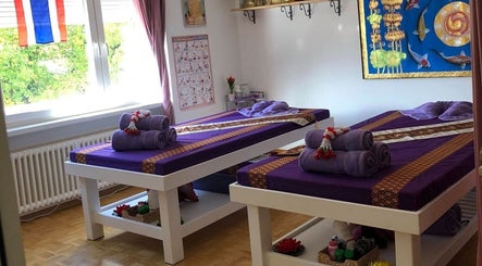 Due lettini massaggio e decorazioni tradizionali all'Ascona Siam Massage Spa, Ascona, Ticino, CH.