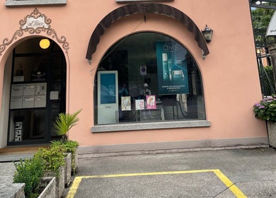 Entrata elegante di Ascona Siam Massage Spa a Ascona, Ticino, CH, con dettagli architettonici unici.