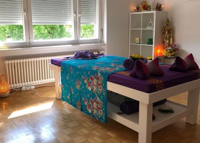 Interno sereno dell'Ascona Siam Massage Spa a Ascona, Ticino, CH, con tavolo da massaggio colorato.