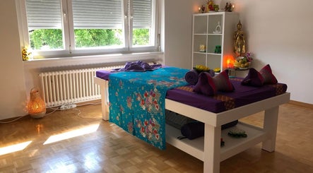Interno sereno dell'Ascona Siam Massage Spa a Ascona, Ticino, CH, con tavolo da massaggio colorato.