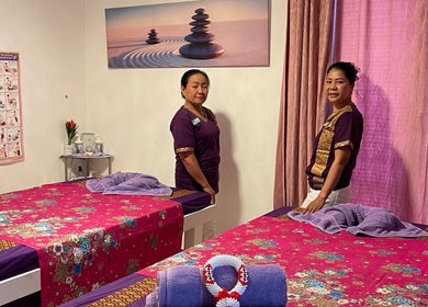 Due terapeuti presso Ascona Siam Massage Spa ad Ascona, Ticino, CH, con letti da massaggio accoglienti.