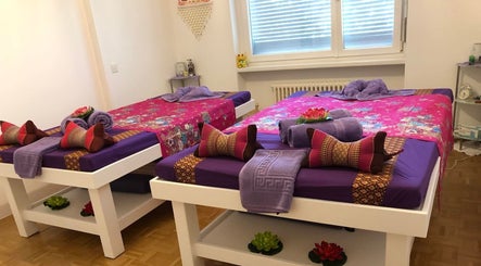 Sala massaggi colorata a Ascona Siam Massage Spa, Ascona, Ticino, CH, con letti gemelli decorati.