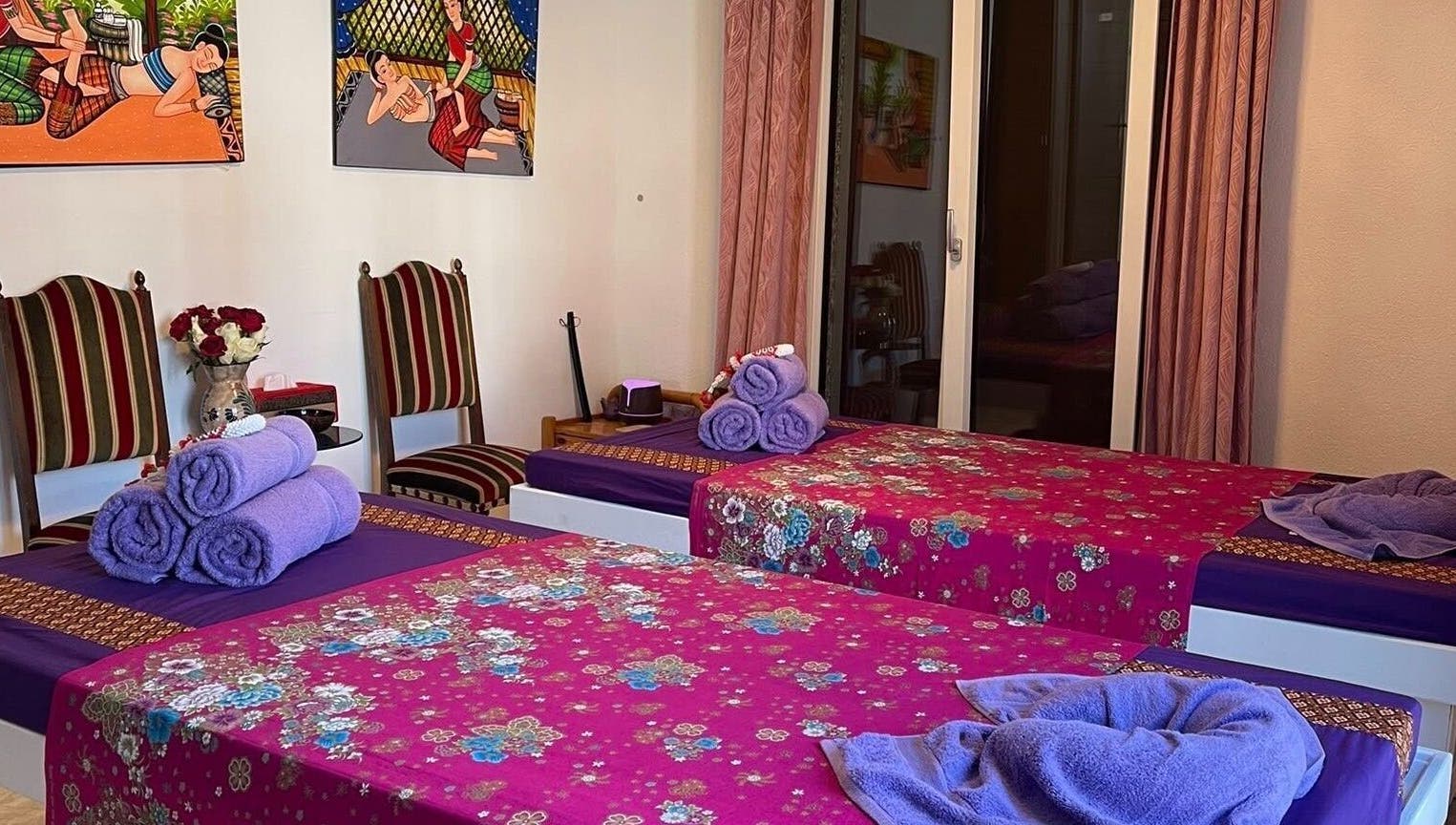 Sala massaggi Ascona Siam Massage Spa con letti decorati e asciugamani a Ascona, Ticino, CH.