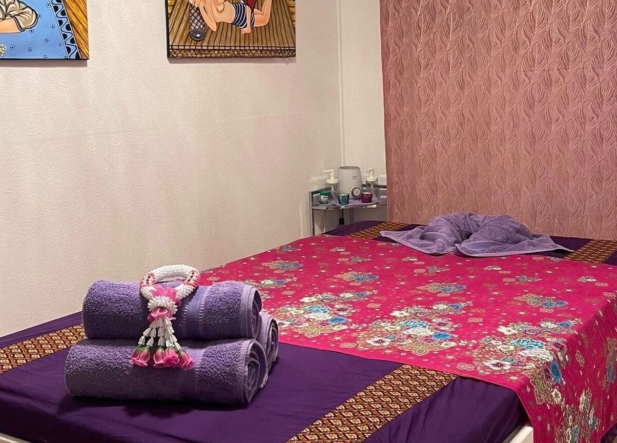 Sala di trattamento con lenzuola colorate ad Ascona Siam Massage Spa, Ascona, Ticino, CH.