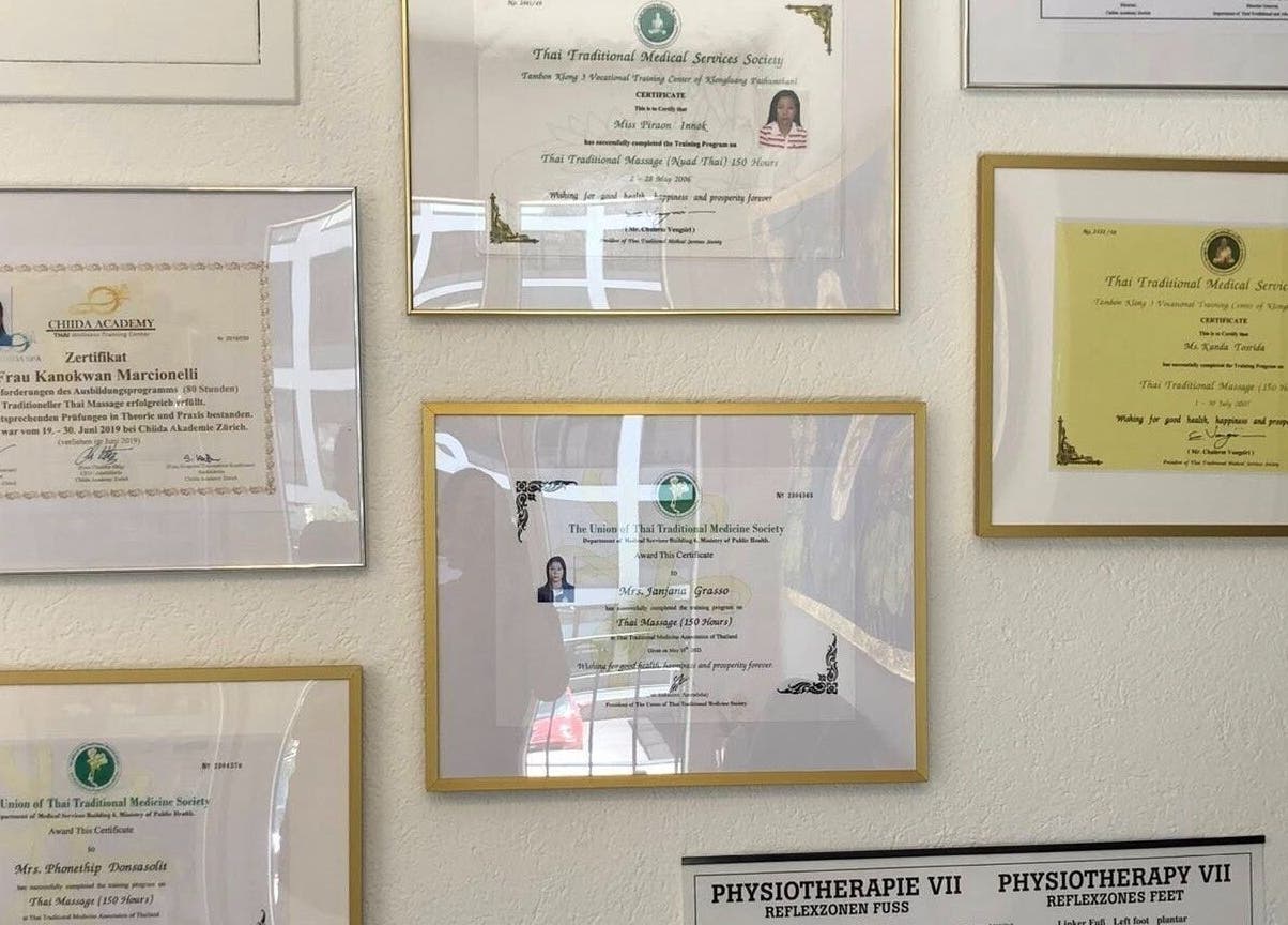 Certificati al muro presso Ascona Siam Massage Spa, Ascona, Ticino, CH.