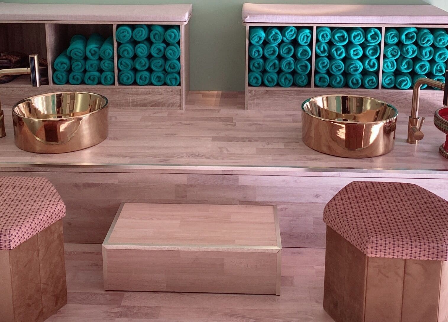 Elegante area relax con lavabi dorati a Locarno Siam Massage, Locarno, Ticino, CH.