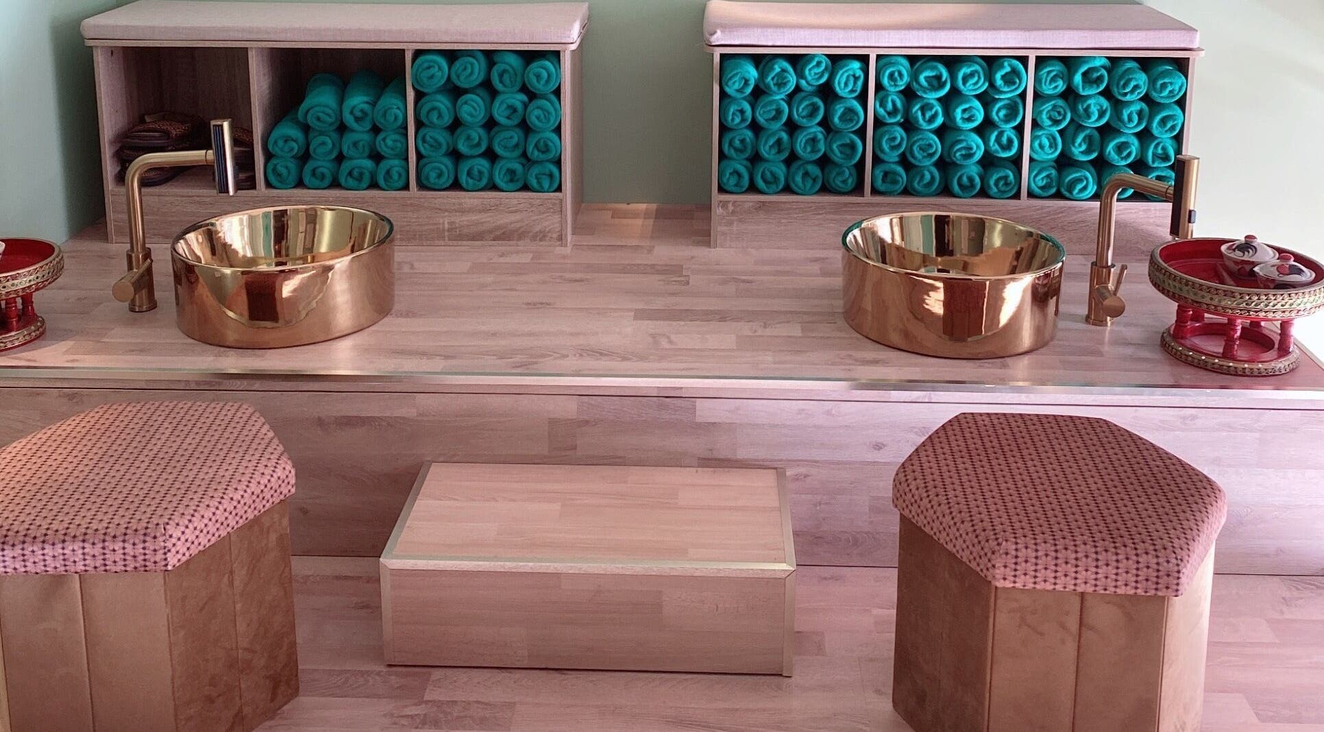 Elegante area relax con lavabi dorati a Locarno Siam Massage, Locarno, Ticino, CH.