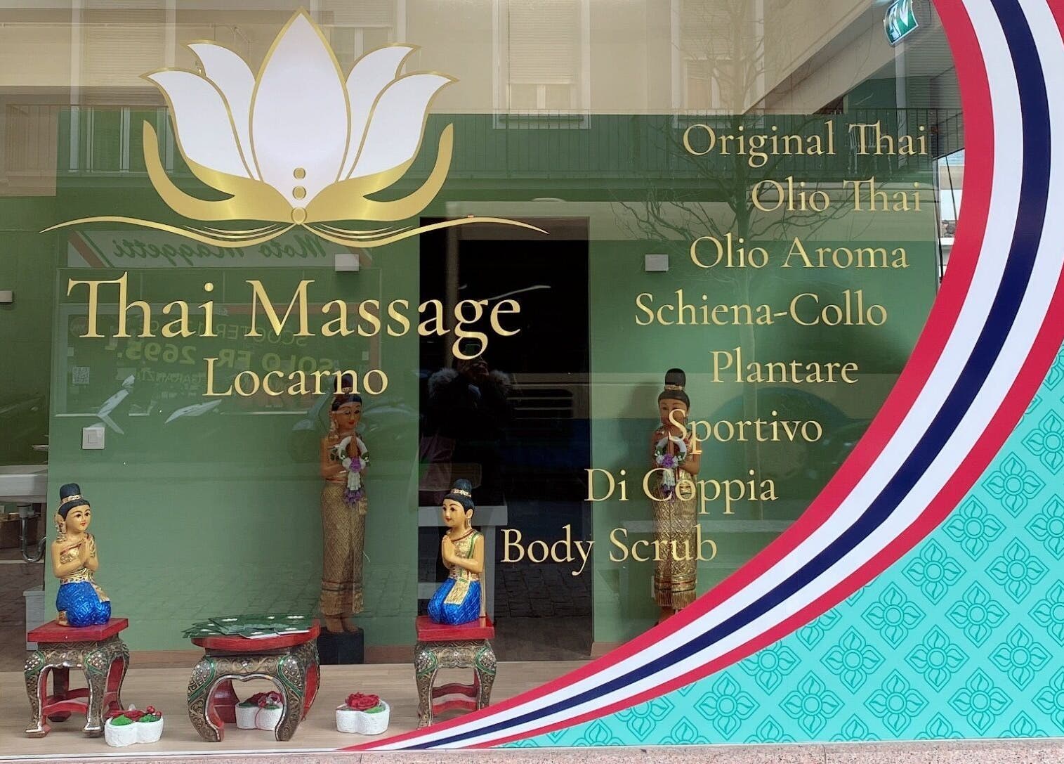 Vetrina di Locarno Siam Massage a Locarno, Ticino, CH, con decorazioni tradizionali tailandesi.
