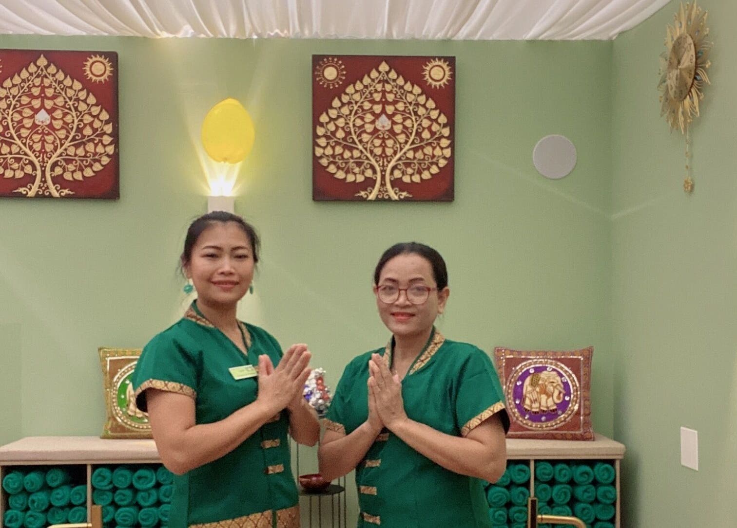 Operatrici accoglienti al Locarno Siam Massage, Locarno, Ticino, CH, in abiti tradizionali.