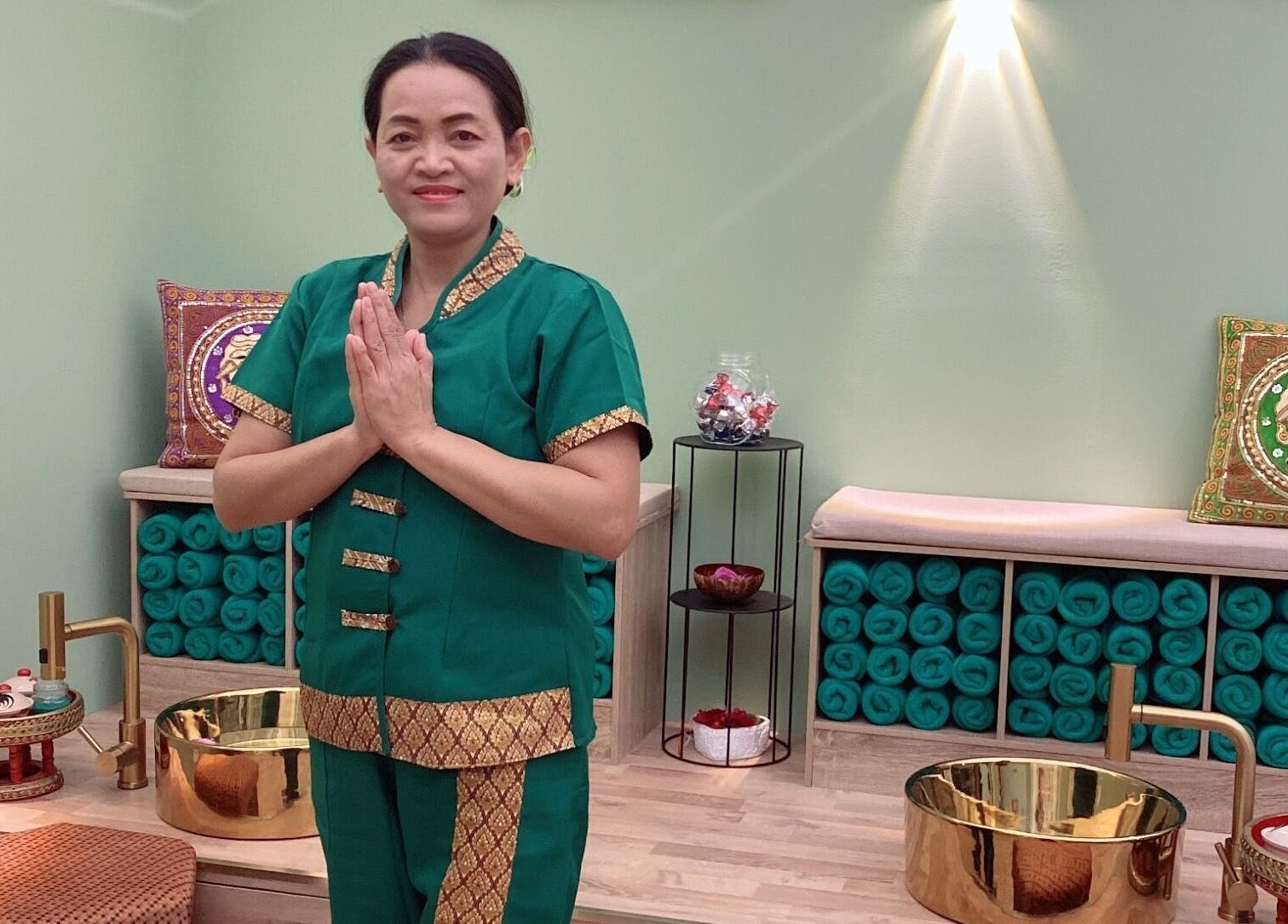 Specialista di Locarno Siam Massage a Locarno, Ticino, CH in abiti tradizionali in un ambiente accogliente.