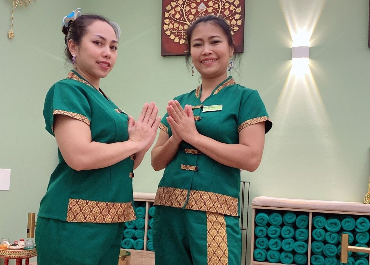 Il team sorridente di Locarno Siam Massage accoglie con calore, Locarno, Ticino, CH.